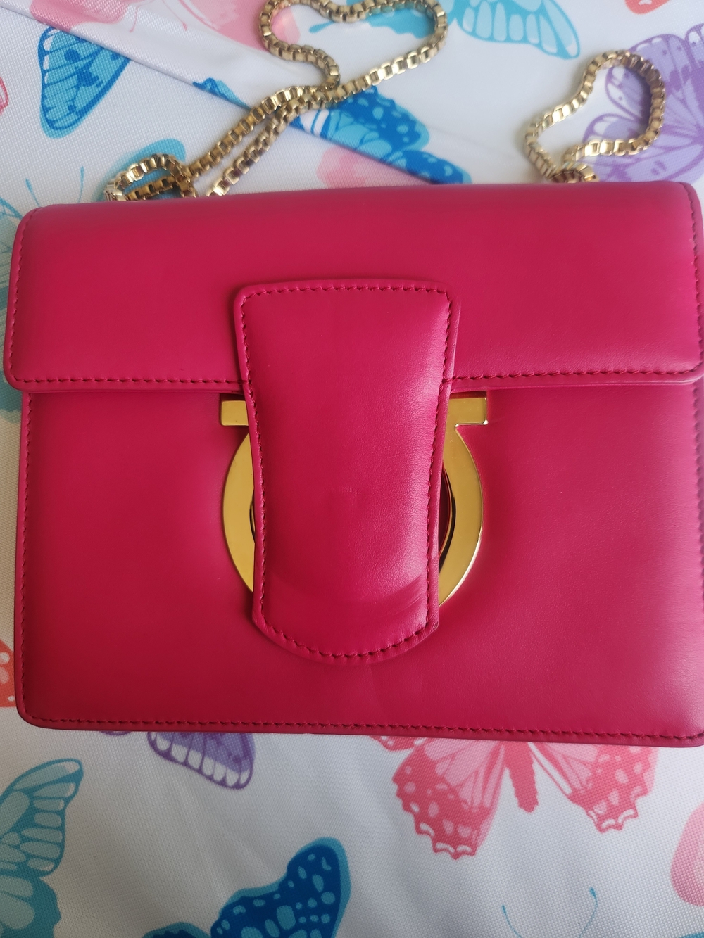 Salvatore Ferragamo Hot Pink Leather Shoulder Bag with Gold Chain - Picture 3 of 14